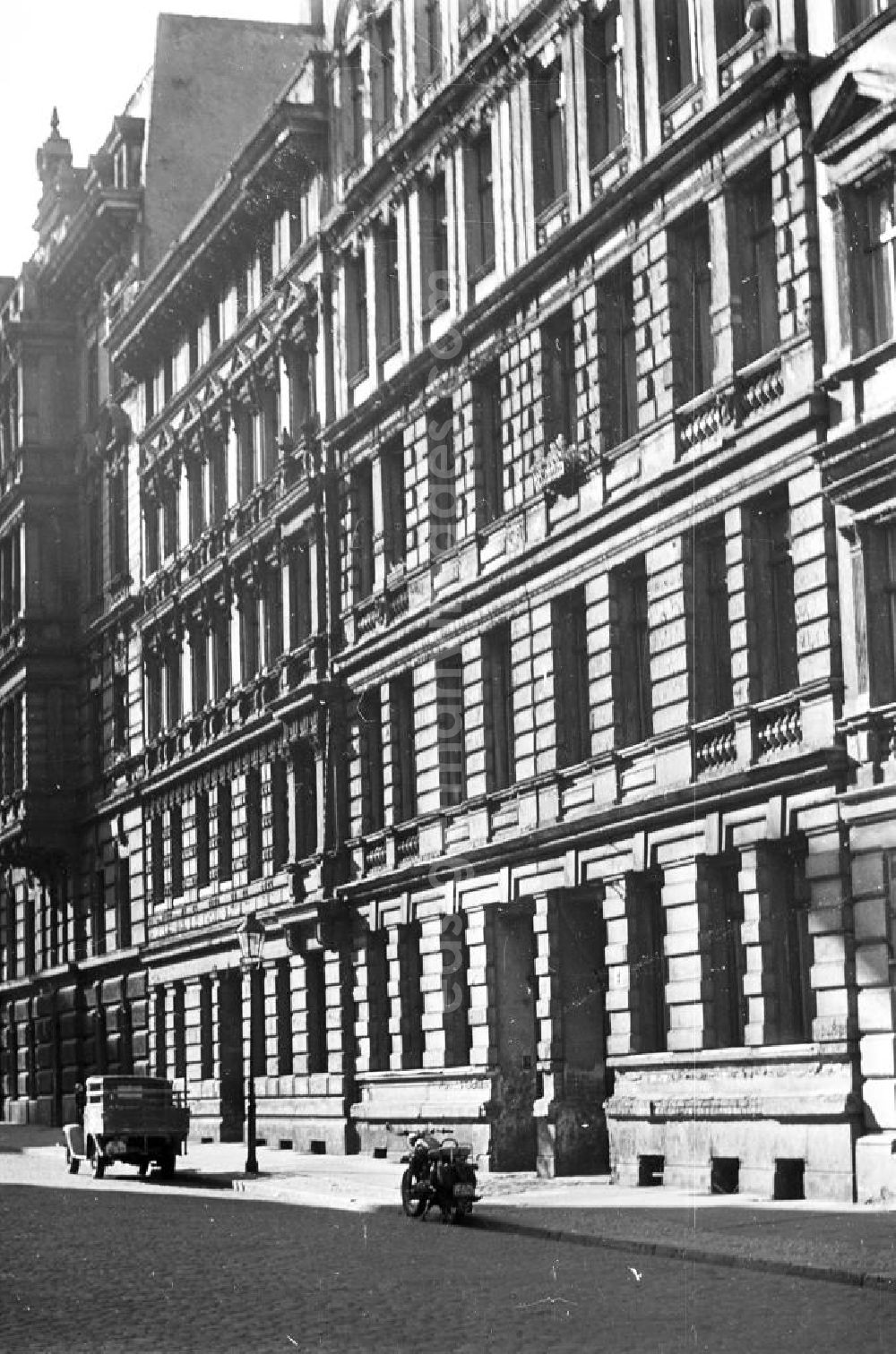 GDR picture archive: Magdeburg - Gründerzeit-Hausfassade in Magdeburg. Vor dem Haus steht ein Motorrad und ein Laster / LKW. Bestmögliche Qualität nach Vorlage!