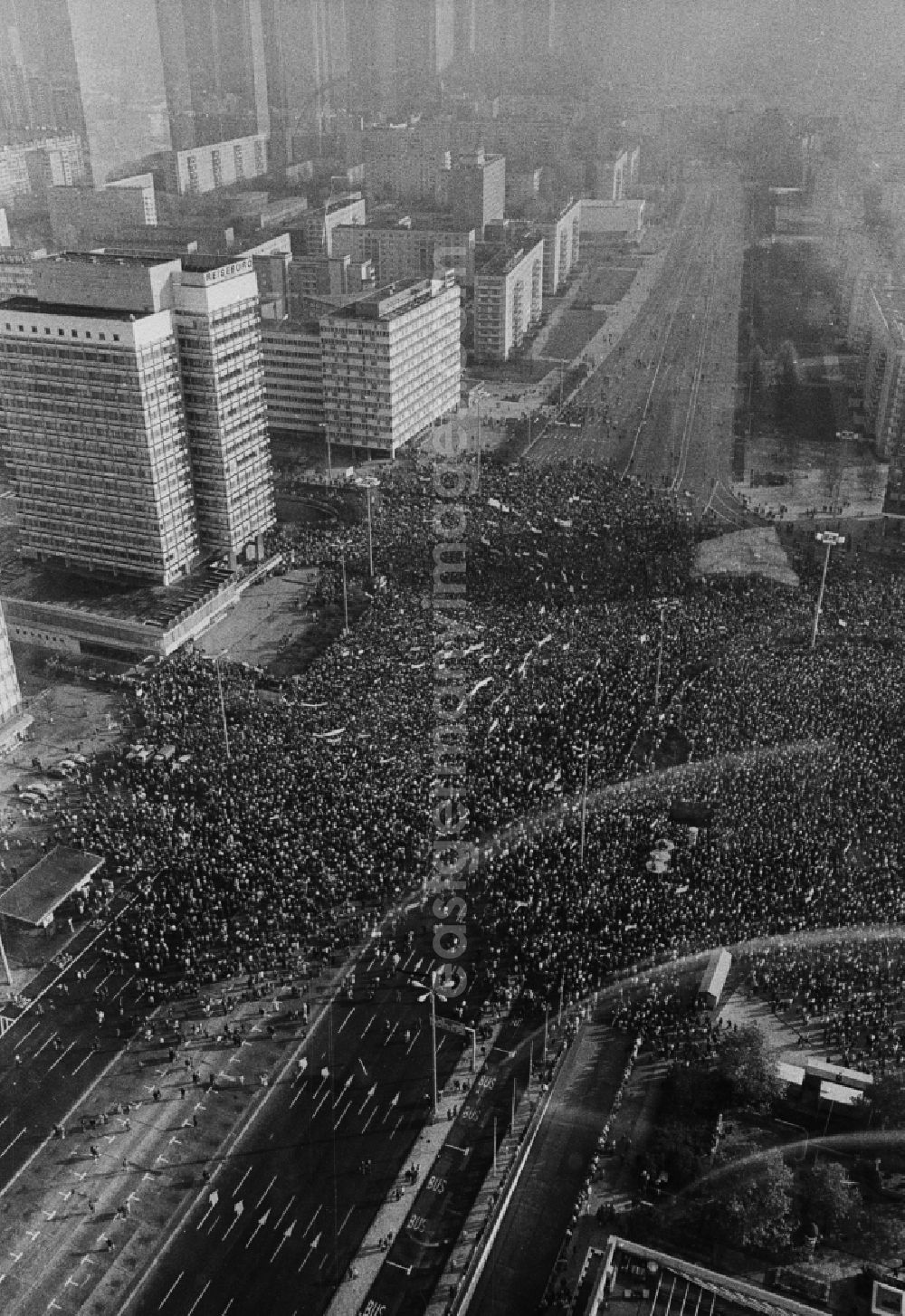 GDR picture archive: Berlin - Great demonstration of tens of thousands of East Germans at the Alexanderplatz in Berlin-the capital of East Germany