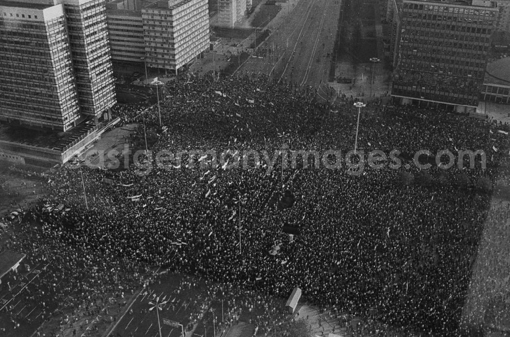 GDR image archive: Berlin - Great demonstration of tens of thousands of East Germans at the Alexanderplatz in Berlin-the capital of East Germany