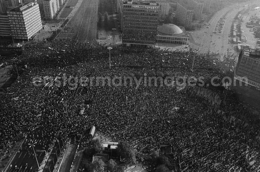 Berlin: Great demonstration of tens of thousands of East Germans at the Alexanderplatz in Berlin-the capital of East Germany