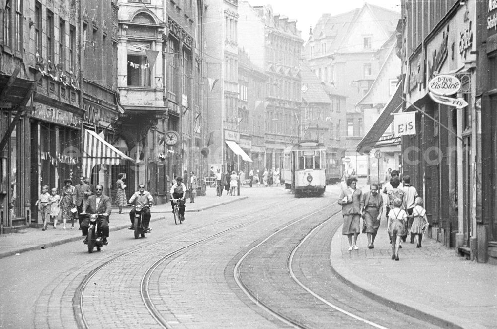 GDR picture archive: Halle (Saale) - Tourist attraction, strolling and shopping street Grosse Ulrichstrasse in Halle (Saale) in the state Saxony-Anhalt on the territory of the former GDR, German Democratic Republic