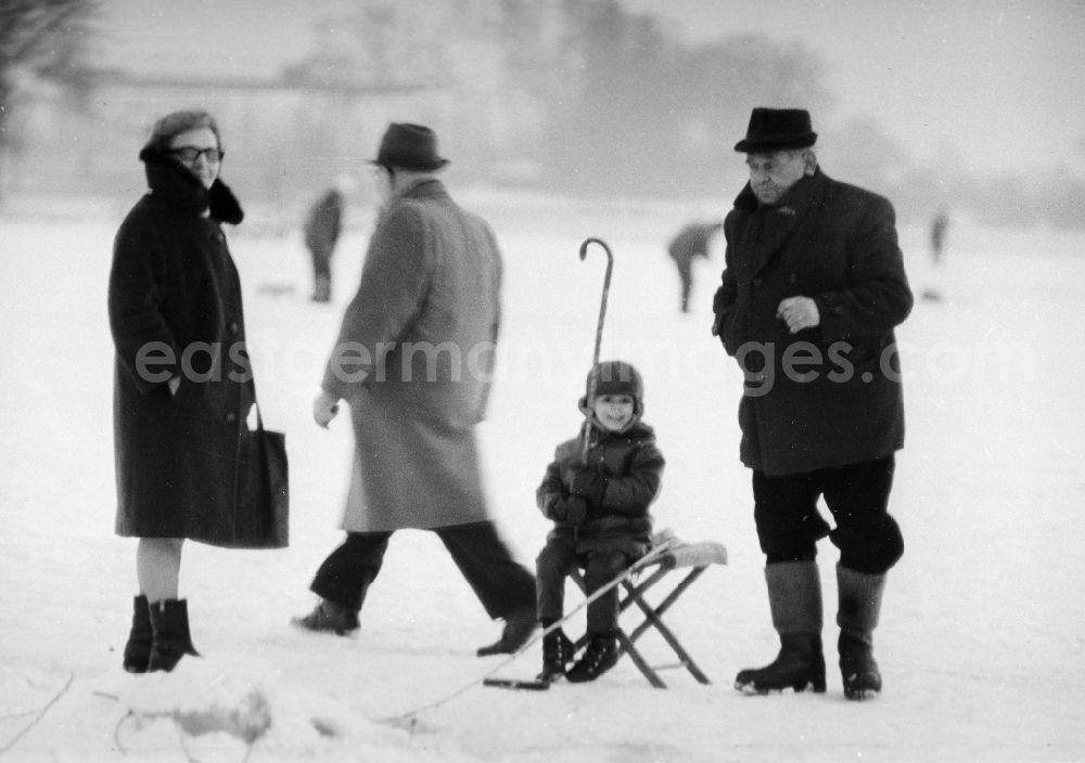 GDR picture archive: Berlin - Grandparents with their grandson ice-fishing on a lake in Berlin, the former capital of the GDR, German Democratic Republic