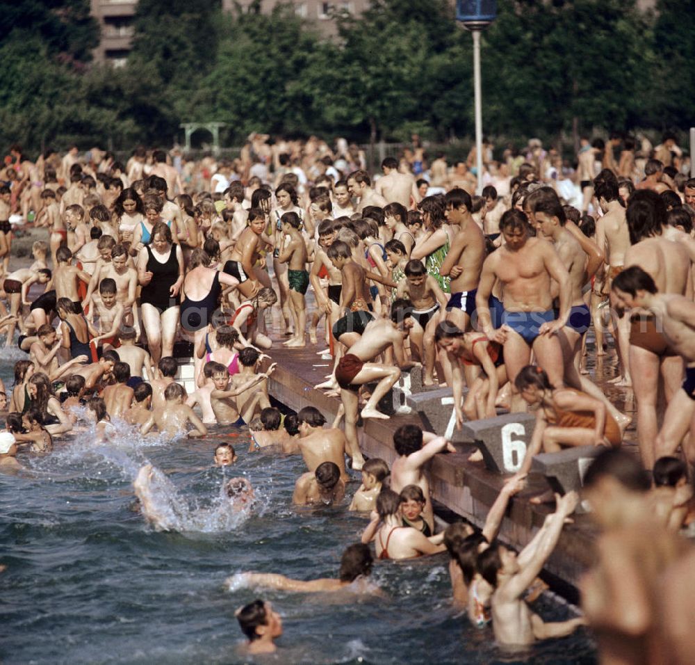 Berlin: Wie jedes Jahr herrscht auch im Sommer 1971 im Freibad in Berlin Pankow dichtes Gedränge. Viele Kinder und Jugendliche, die nur einen Teil der acht Wochen langen Sommerferien in Ferienlagern und bei ihren Verwandten verbringen konnten, verlebten in Freibädern wie diesen ihre schulfreie Zeit.