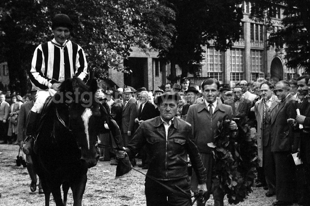Hoppegarten: Grand Prix, Marino with Jockey Paul Krug after the win in Hoppegarten in the state Brandenburg on the territory of the former GDR, German Democratic Republic