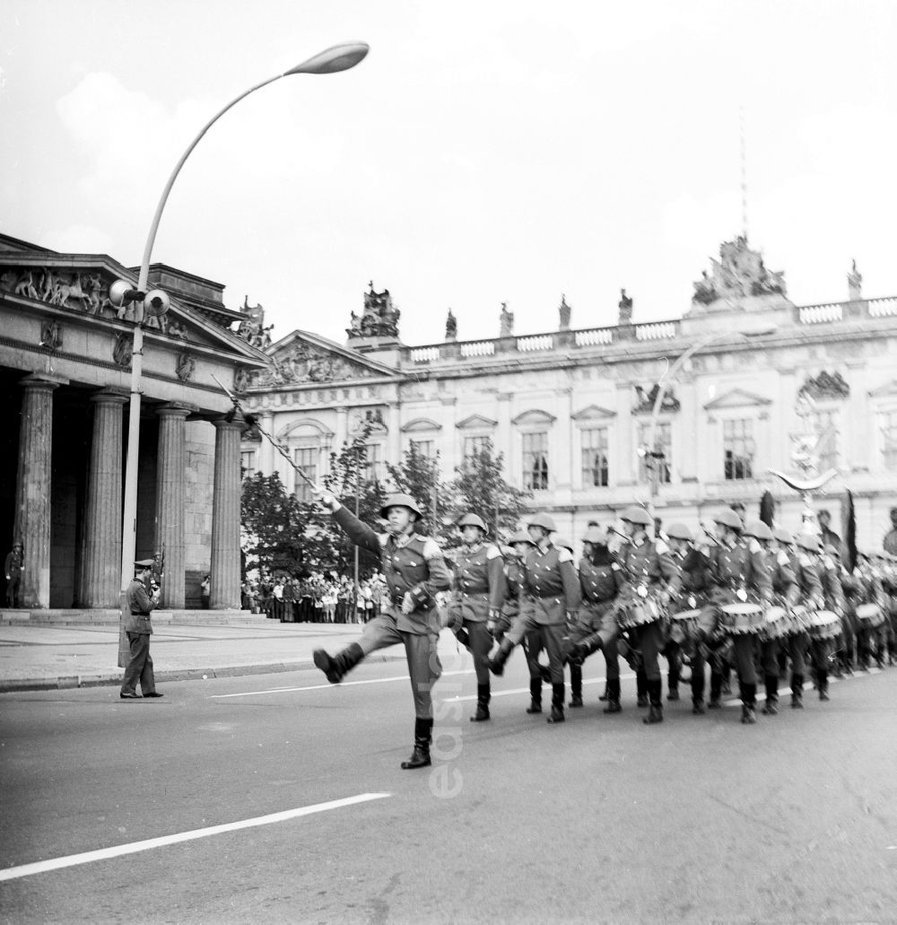 GDR picture archive: Berlin - Big awake lift of the awake regiment NVA of Friedrich Engel before the new guard in Berlin, the former capital of the GDR, German democratic republic