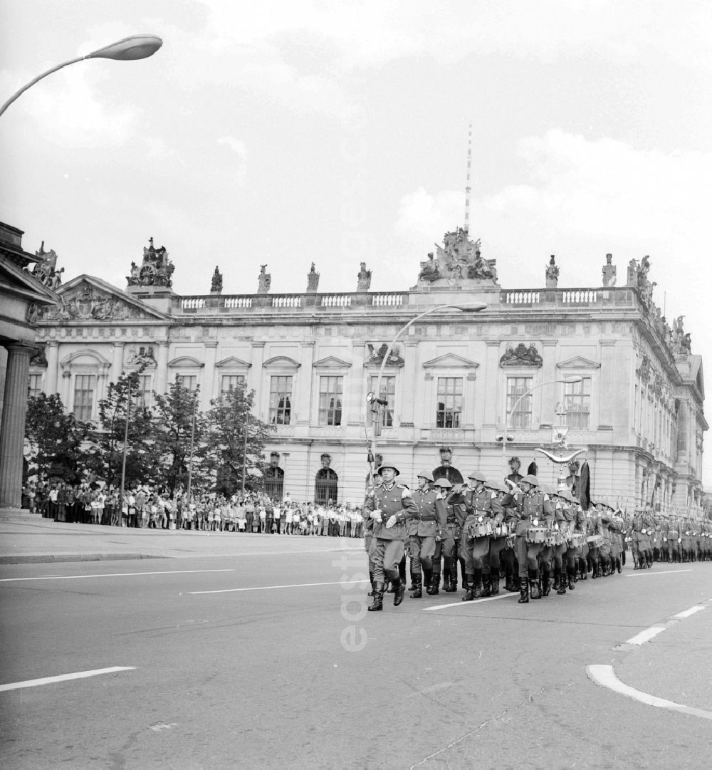GDR picture archive: Berlin - Big awake lift of the awake regiment NVA of Friedrich Engel before the new guard in Berlin, the former capital of the GDR, German democratic republic