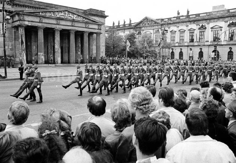 GDR photo archive: Berlin-Mitte - 07.10.1986 Großer Wachaufzug Unter den Linden in Berlin-Mitte Umschlagnr.: 111
