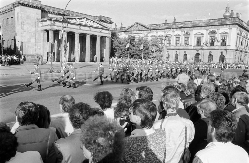Berlin: Parade formation and march of soldiers and officers of regiment „Feliks Dzierzynski“ before the Neue Wache in street Unter den Linden in the district Mitte in Berlin, the former capital of the GDR, German Democratic Republic