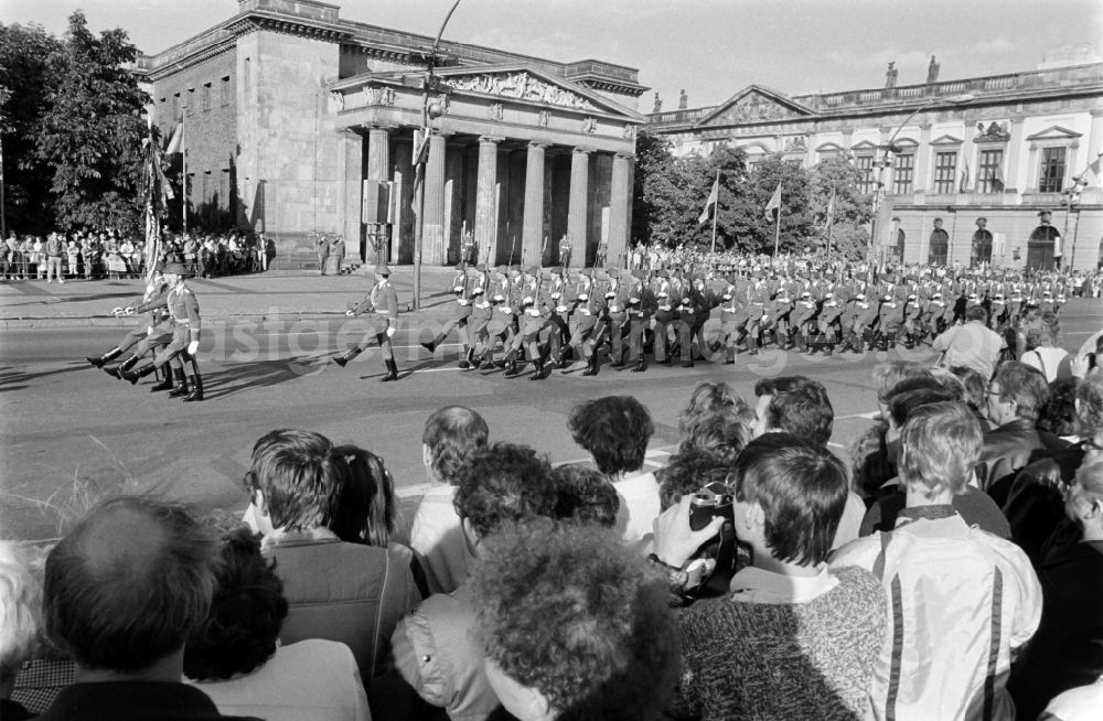 GDR image archive: Berlin - Parade formation and march of soldiers and officers of regiment „Feliks Dzierzynski“ before the Neue Wache in street Unter den Linden in the district Mitte in Berlin, the former capital of the GDR, German Democratic Republic