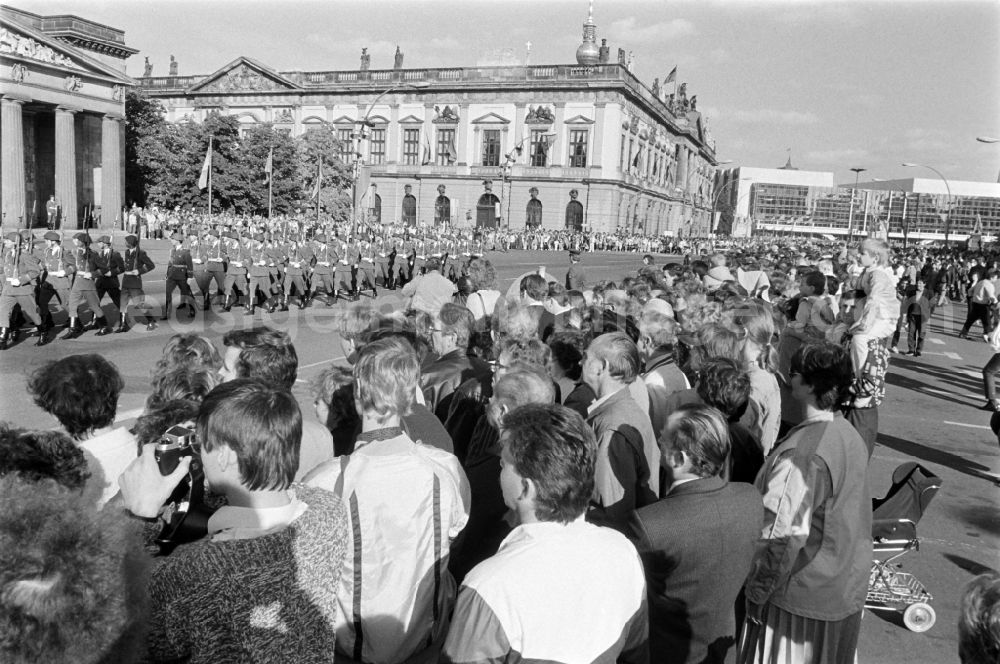 GDR photo archive: Berlin - Parade formation and march of soldiers and officers of regiment „Feliks Dzierzynski“ before the Neue Wache in street Unter den Linden in the district Mitte in Berlin, the former capital of the GDR, German Democratic Republic