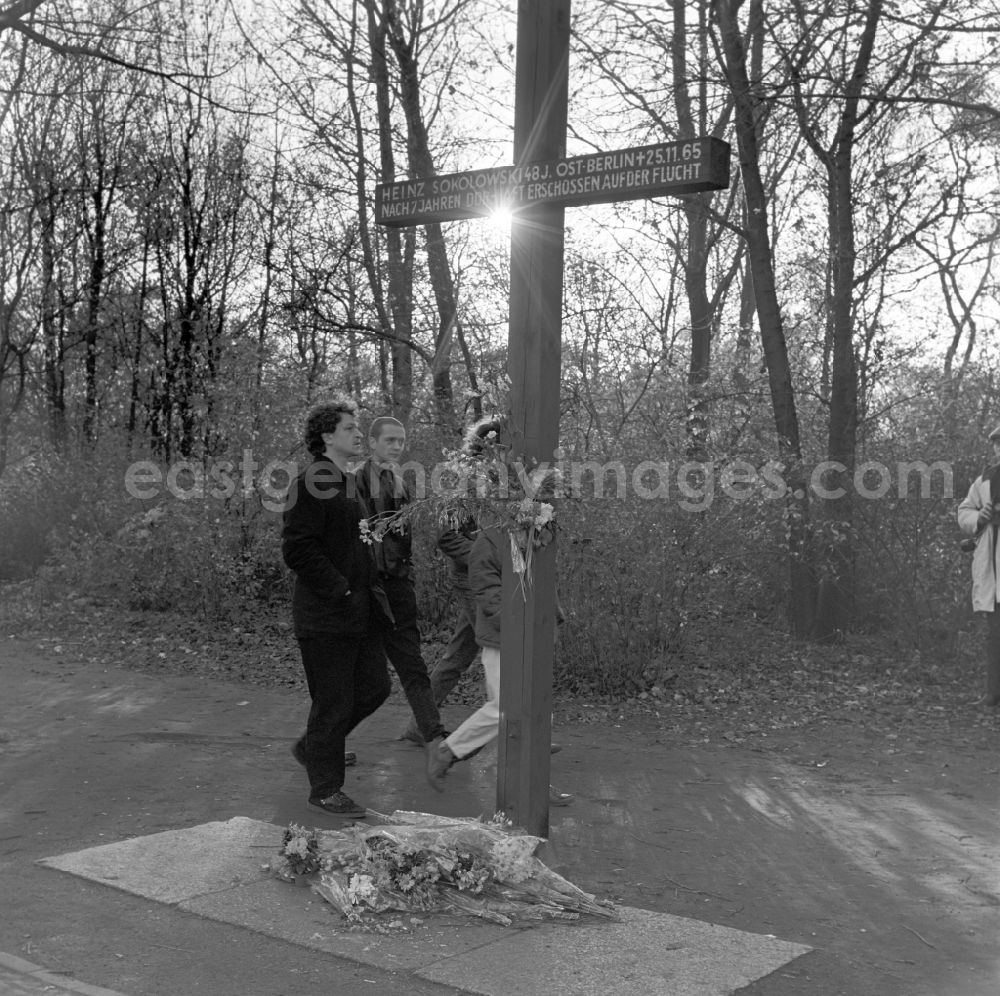 GDR picture archive: Berlin - Mitte - Large Commemorative Cross for the victims of the Berlin Wall Heinz Sokolowski (1917 - 1965) in Berlin. Members of the East German border troops shot him while trying to escape to the wall between the Brandenburg Gate and the Reichstag building