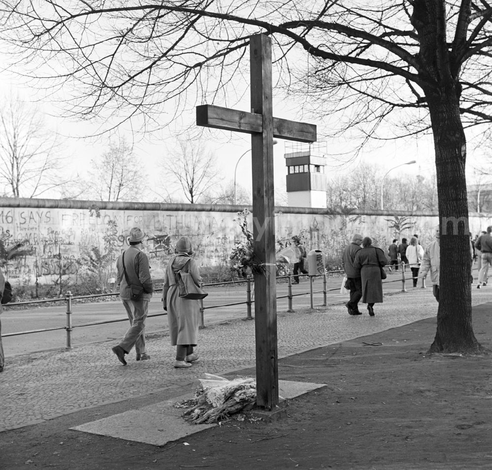 Berlin - Mitte: Large Commemorative Cross for the victims of the Berlin Wall Heinz Sokolowski (1917 - 1965) in Berlin. Members of the East German border troops shot him while trying to escape to the wall between the Brandenburg Gate and the Reichstag building