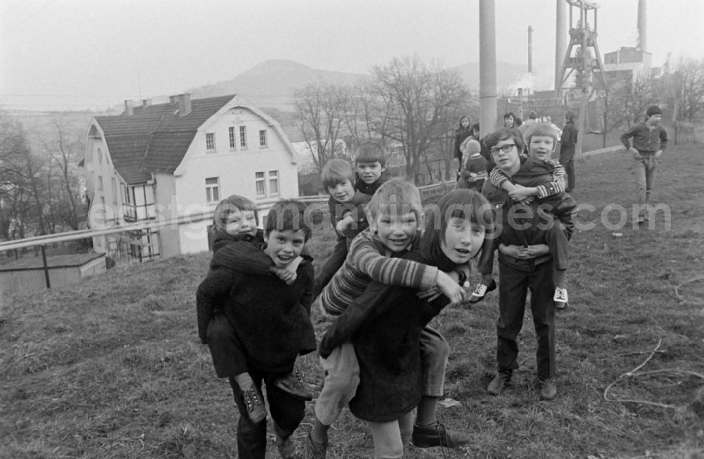 GDR photo archive: Unterbreizbach - A large family in Unterbreizbach in the state Thuringia on the territory of the former GDR, German Democratic Republic