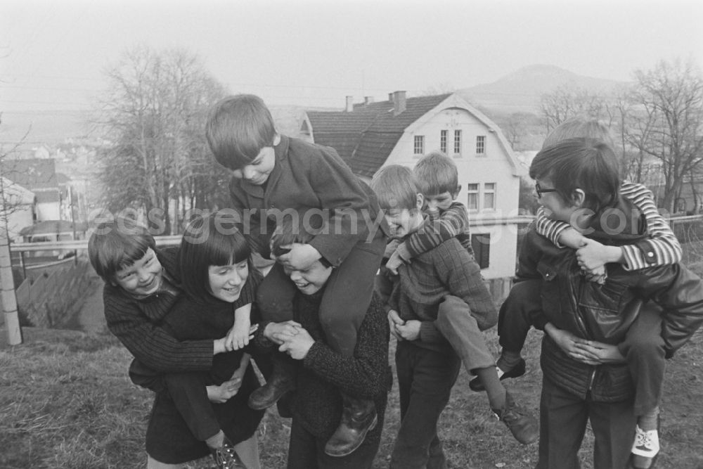 GDR picture archive: Unterbreizbach - A large family in Unterbreizbach in the state Thuringia on the territory of the former GDR, German Democratic Republic