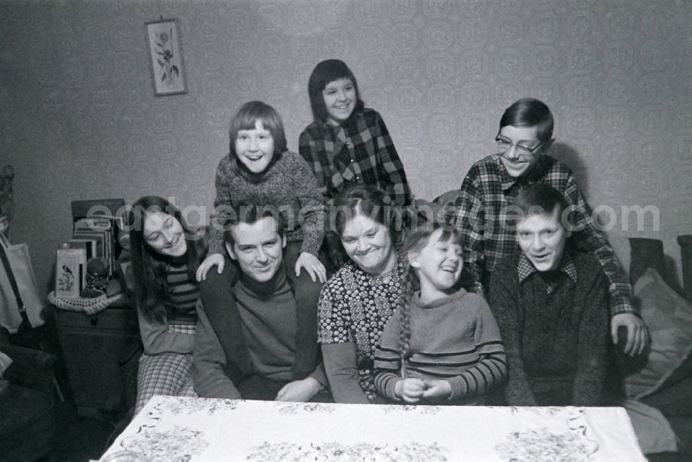 GDR image archive: Unterbreizbach - A large family in Unterbreizbach in the state Thuringia on the territory of the former GDR, German Democratic Republic