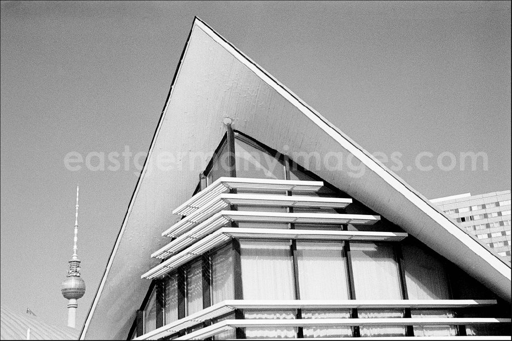 GDR image archive: Berlin - Large restaurant Ahornblatt on Gertraudenstrasse at the corner of Fischerinsel in the territory of the former GDR, German Democratic Republic. Shell construction of the roof structure shows one of the hyperbolic paraboloid shells and the facade
