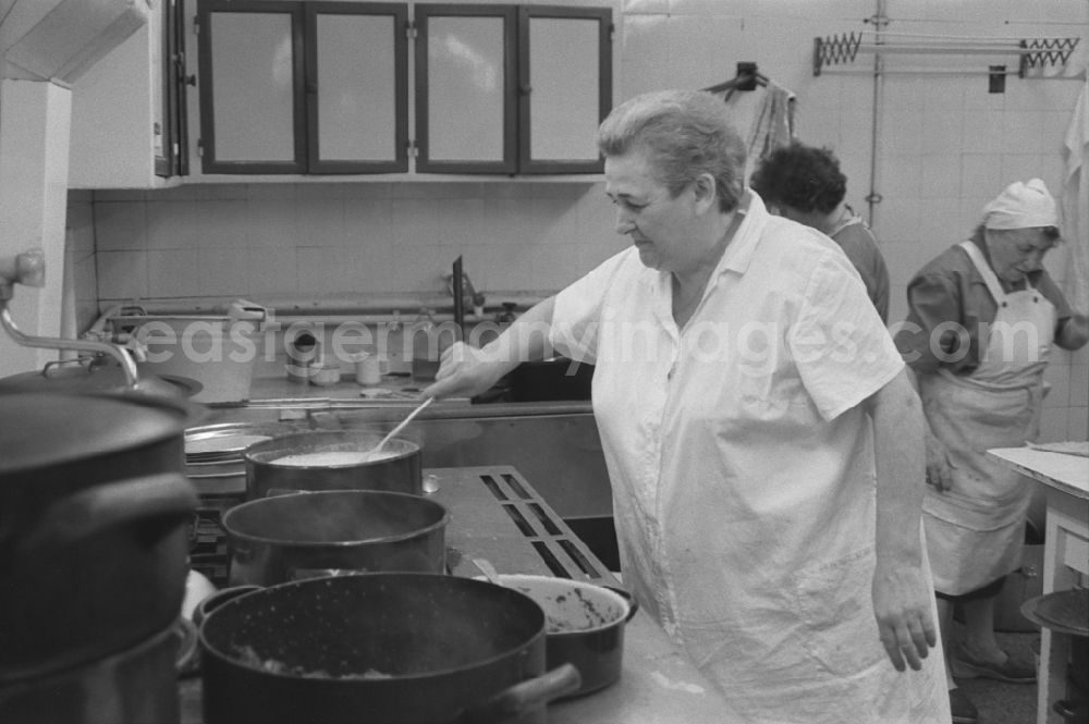 GDR image archive: Oderwitz - Kitchen equipment for a commercial large kitchen in Oderwitz, Saxony on the territory of the former GDR, German Democratic Republic