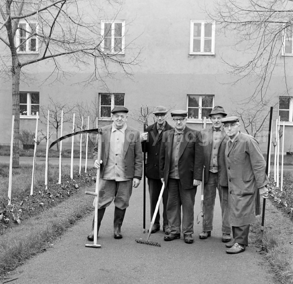 Leipzig: A group of gardeners in the Andersen-Nexoe home in Leipzig in the state Saxony on the territory of the former GDR, German Democratic Republic