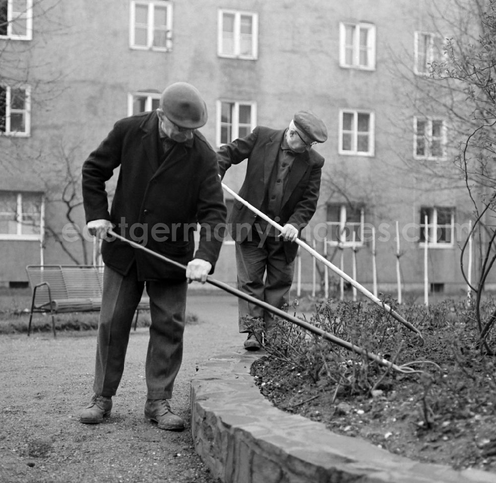 GDR picture archive: Leipzig - A group of gardeners in the Andersen-Nexoe home in Leipzig in the state Saxony on the territory of the former GDR, German Democratic Republic