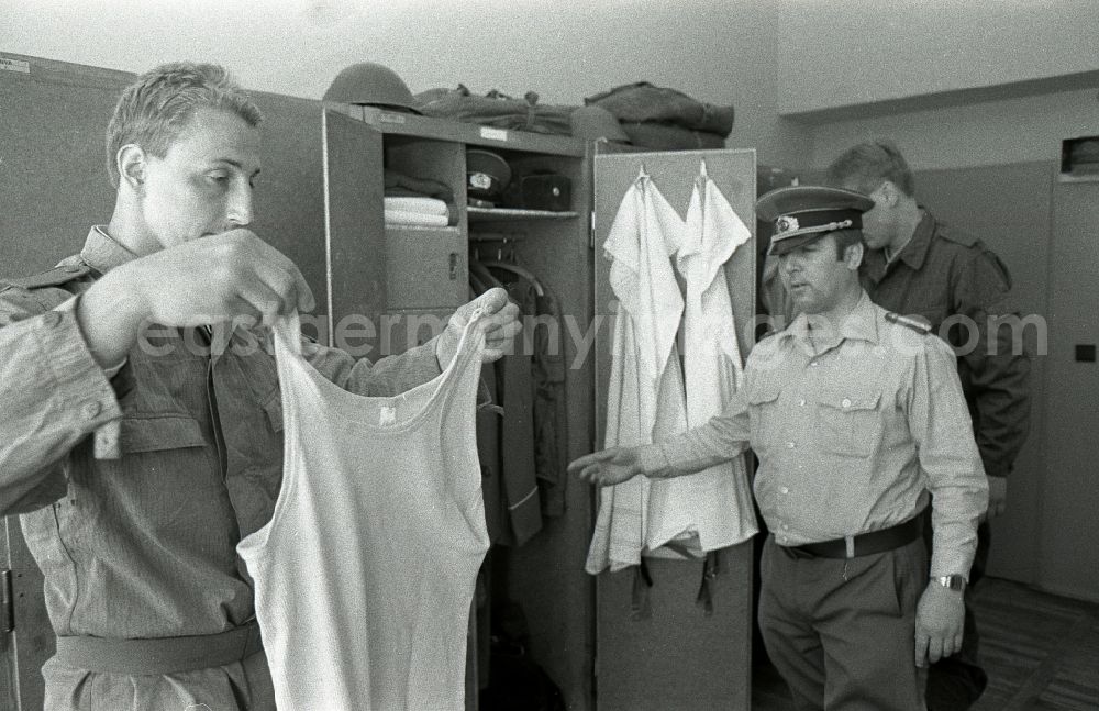 GDR image archive: Lehnitz - Basic training on the equipment and uniform of soldiers after they have been called up for military service in the artillery regiment AR-1 Rudolf Gyptner in Lehnitz in the state of Brandenburg on the territory of the former GDR, German Democratic Republic