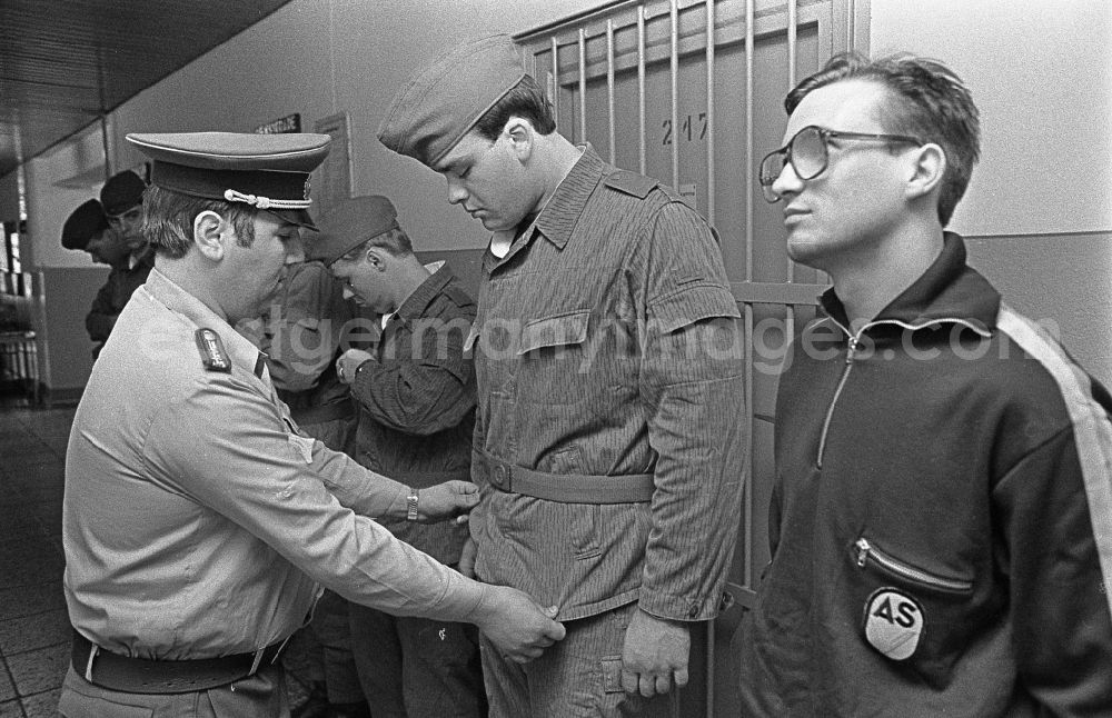Lehnitz: Basic training on the equipment and uniform of soldiers after they have been called up for military service in the artillery regiment AR-1 Rudolf Gyptner in Lehnitz in the state of Brandenburg on the territory of the former GDR, German Democratic Republic