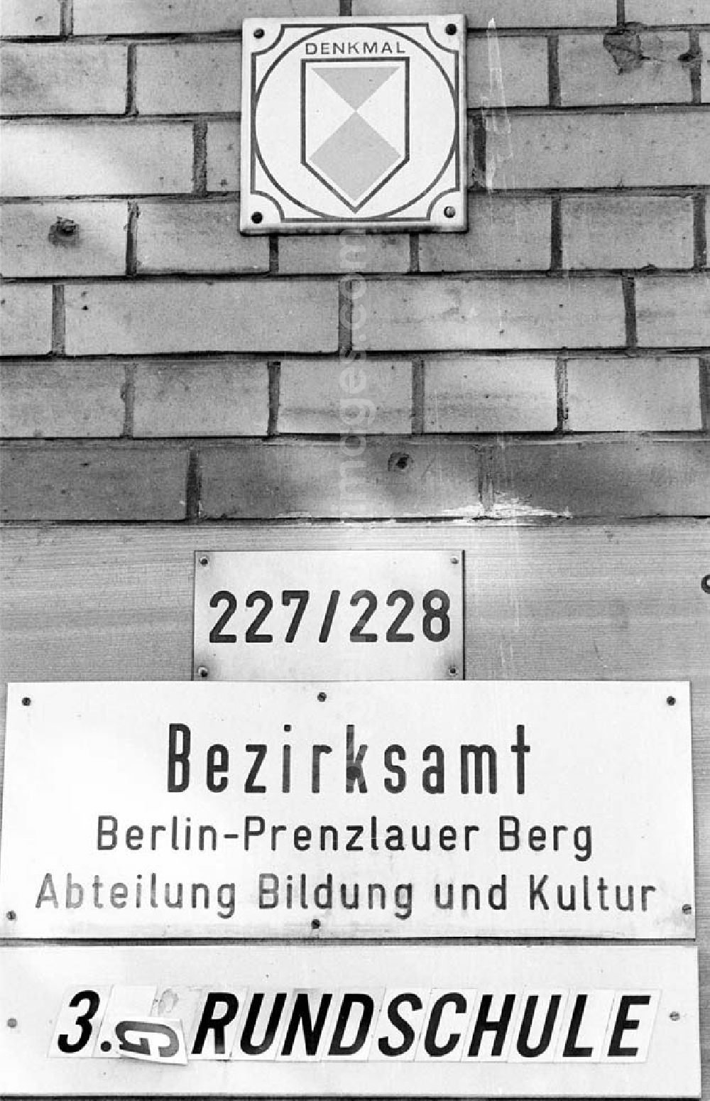 GDR image archive: Berlin - 3.Grundschule (Schild) Berlin - Prenzlauer Berg 17.