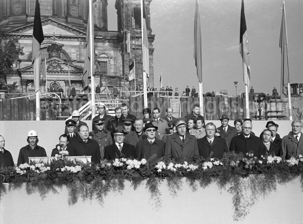 GDR image archive: Berlin - Partei- und Regierungschef Erich Honecker (5.v.l.) und weitere Parteifunktionäre stimmen zur Grundsteinlegung für den Palast der Republik in Berlin die Internationale an. Das neue Mehrzweckgebäude der DDR wurde an der Stelle des 195