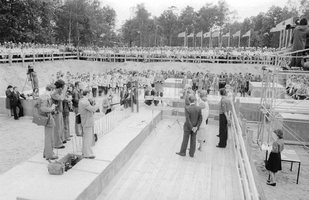 Berlin: Laying of the foundation stone for the pioneer's palace Ernst Thaelmann in the Wuhlheide, in Berlin, the former capital of the GDR, German democratic republic