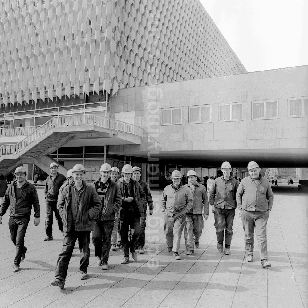 GDR picture archive: Berlin - A group of construction workers in front of the Centrum department store in Berlin, the former capital of the GDR, the German Democratic Republic