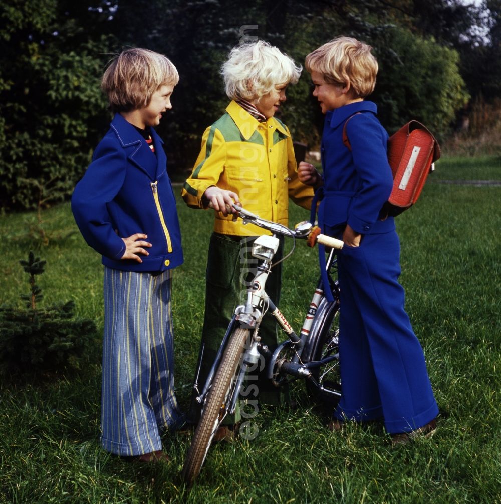 GDR picture archive: Berlin - Fun and games for children and teenagers in colorful school clothes in Berlin, the former capital of the GDR, German Democratic Republic