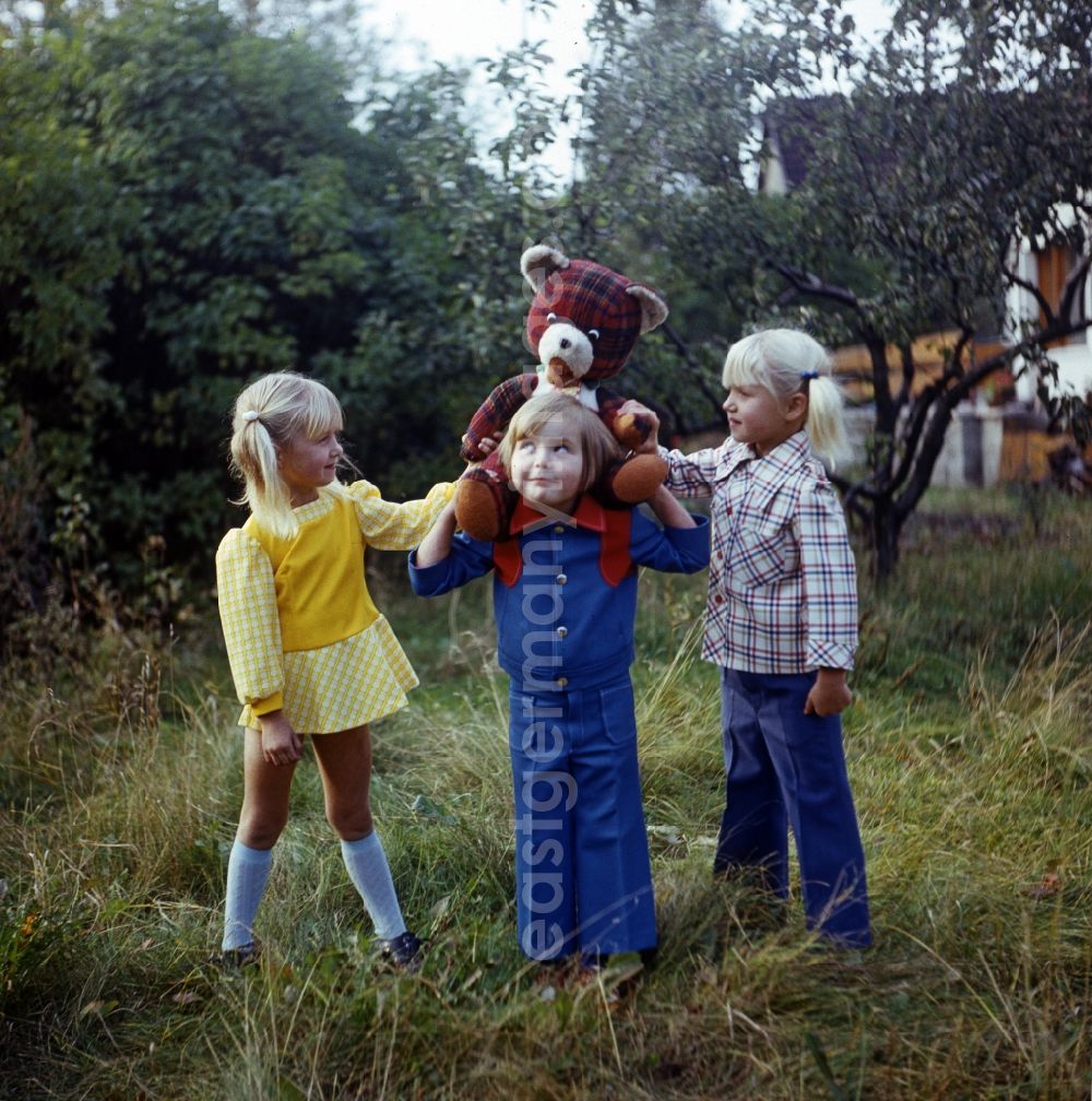 GDR photo archive: Berlin - Fun and games for children and teenagers in colorful school clothes in Berlin, the former capital of the GDR, German Democratic Republic