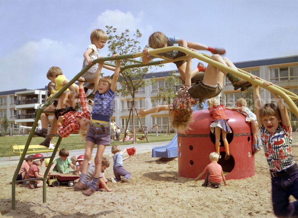 GDR image archive: Rostock - Fun and games for children and teenagers on a climbing arch - playground in Rostock in the state Mecklenburg-Western Pomerania on the territory of the former GDR, German Democratic Republic