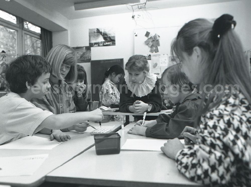 GDR picture archive: Berlin - Group of students doing their homework in the school club in Berlin. The care center serves the child day care, after school, from elementary school students and is mostly visited through fourth grade