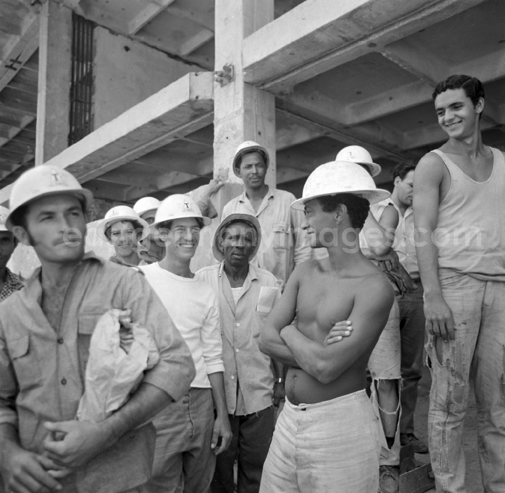 GDR picture archive: La Habana - A group of steelworkers on a construction site in the district Alamar in Havanna in Cuba