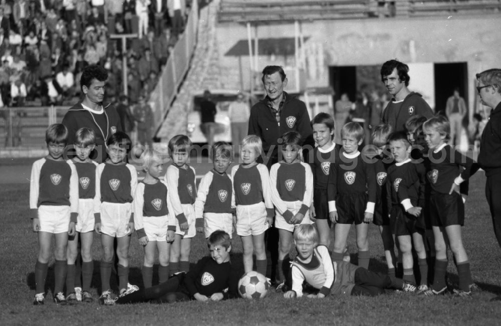GDR photo archive: Berlin - Group photo with young BFC soccer player and coaches at Friedrich-Ludwig-Jahn-Sportpark in Berlin Eastberlin on the territory of the former GDR, German Democratic Republic