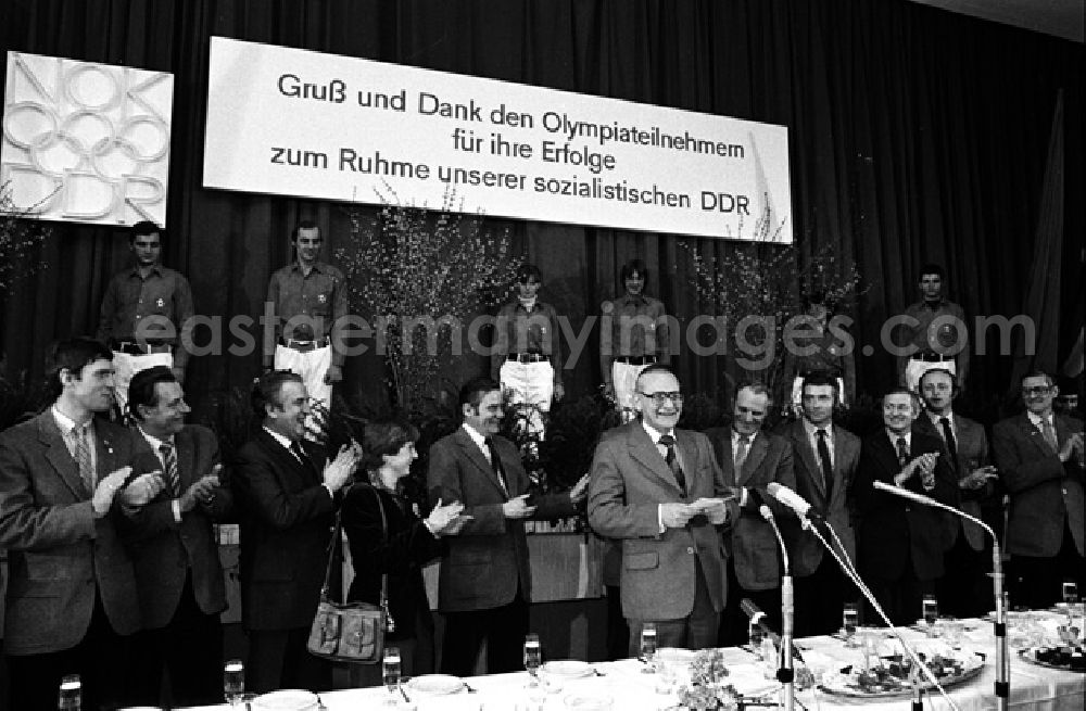 GDR image archive: Berlin - Herzliche Grüße Erich Honeckers wurden von Paul Verner an die Olympiasieger überbracht. (21