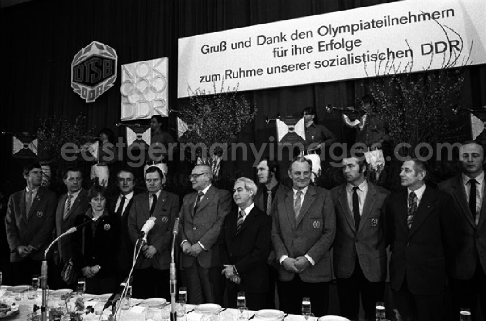 GDR photo archive: Berlin - Herzliche Grüße Erich Honeckers wurden von Paul Verner an die Olympiasieger überbracht. (21