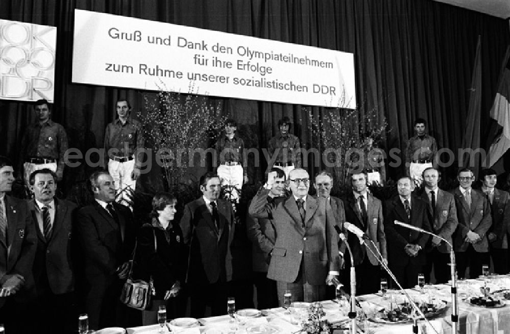GDR picture archive: Berlin - Herzliche Grüße Erich Honeckers wurden von Paul Verner an die Olympiasieger überbracht. (21