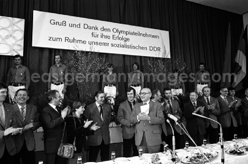 Berlin: Herzliche Grüße Erich Honeckers wurden von Paul Verner an die Olympiasieger überbracht. (21
