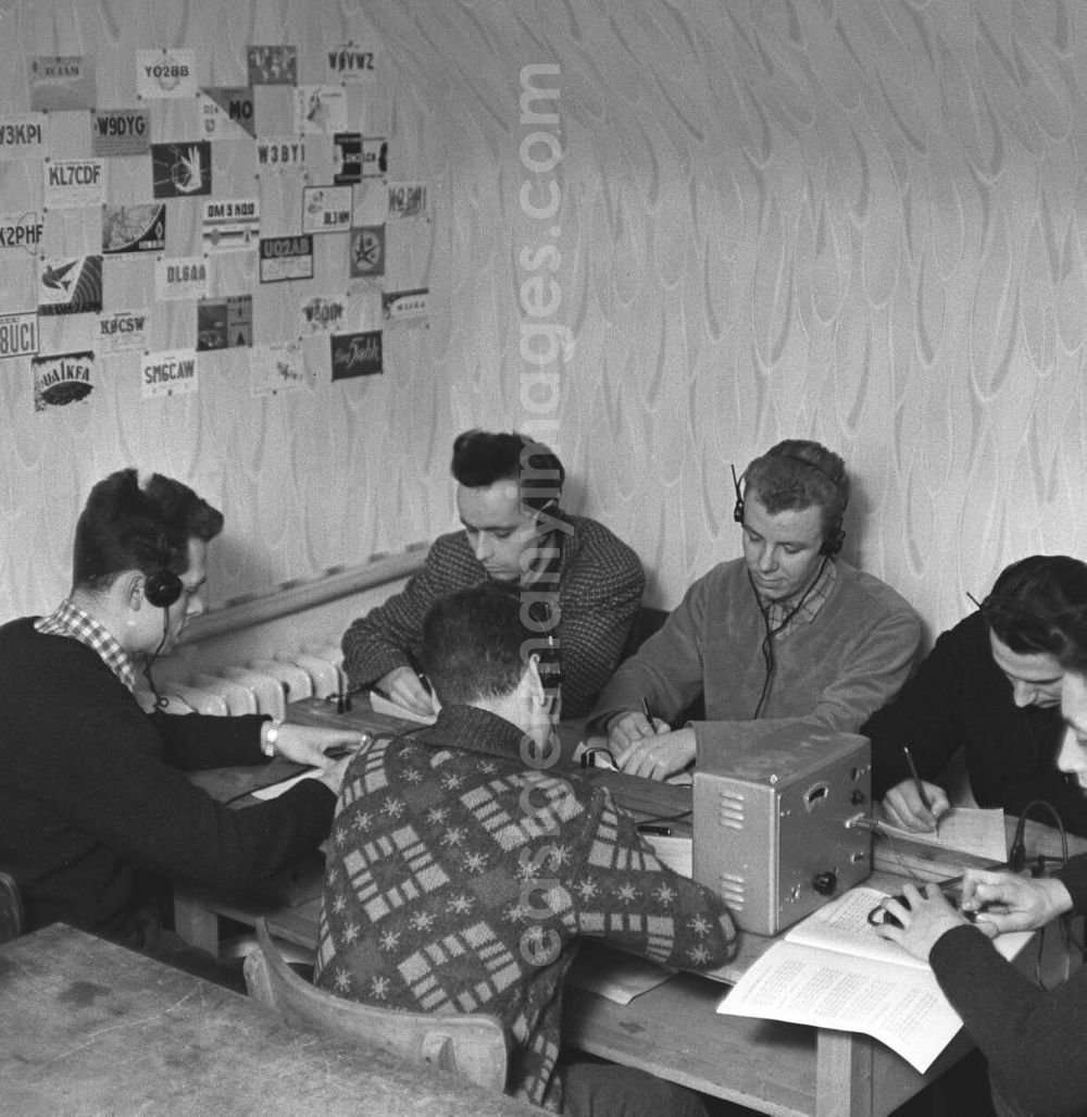 Ilmenau: Studenten der Hochschule für Elektrotechnik (HfE) in Ilmenau machen bei der Gesellschaft für Sport und Technik (GST), Sektion Nachrichtensport, eine Funkerausbildung. Die GST / Gesellschaft für Sport und Technik war eine vormilitärische Jugendorganisation. Am 7. August 1952 gegründet, wurde sie 199