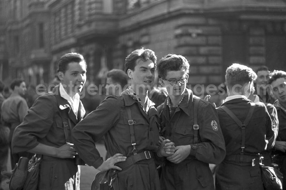 GDR photo archive: Magdeburg - Junge Männer und Frauen versammeln sich zum 2. Kongress der Gesellschaft für Sport und Technik (GST) vom 23.-25.6.196