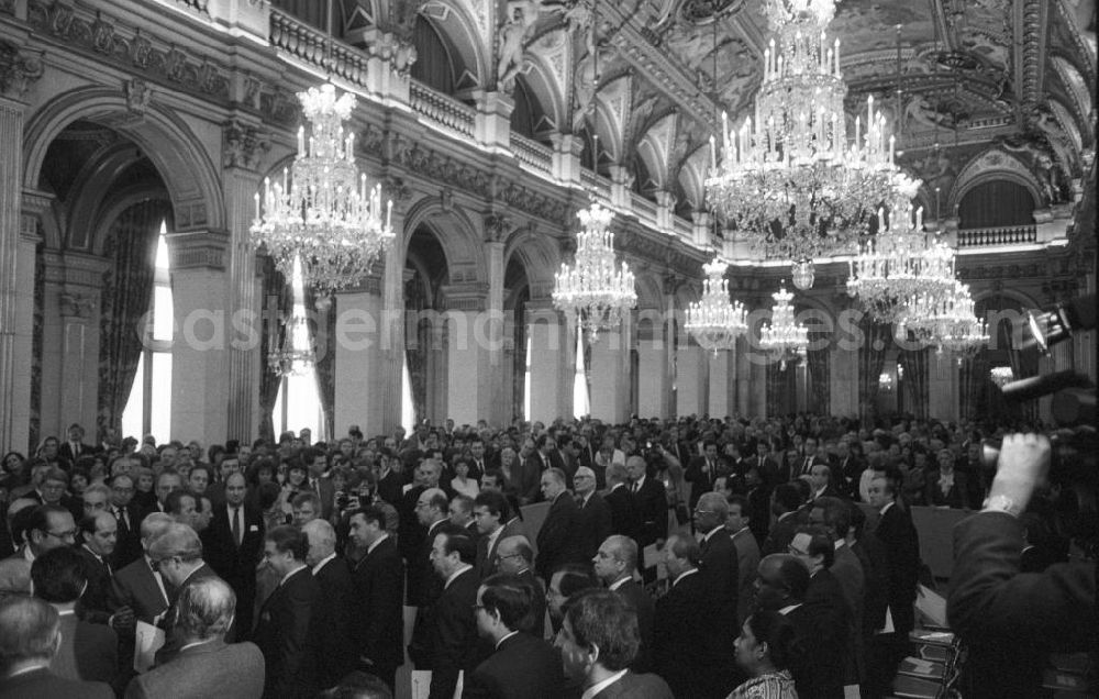 Paris: Gäste beim Empfang von Erich Honecker, Vorsitzender des Staatsrats DDR, im Saal im Rathaus in Paris. Blick in den Saal mit ausladenden Kronleuchtern.