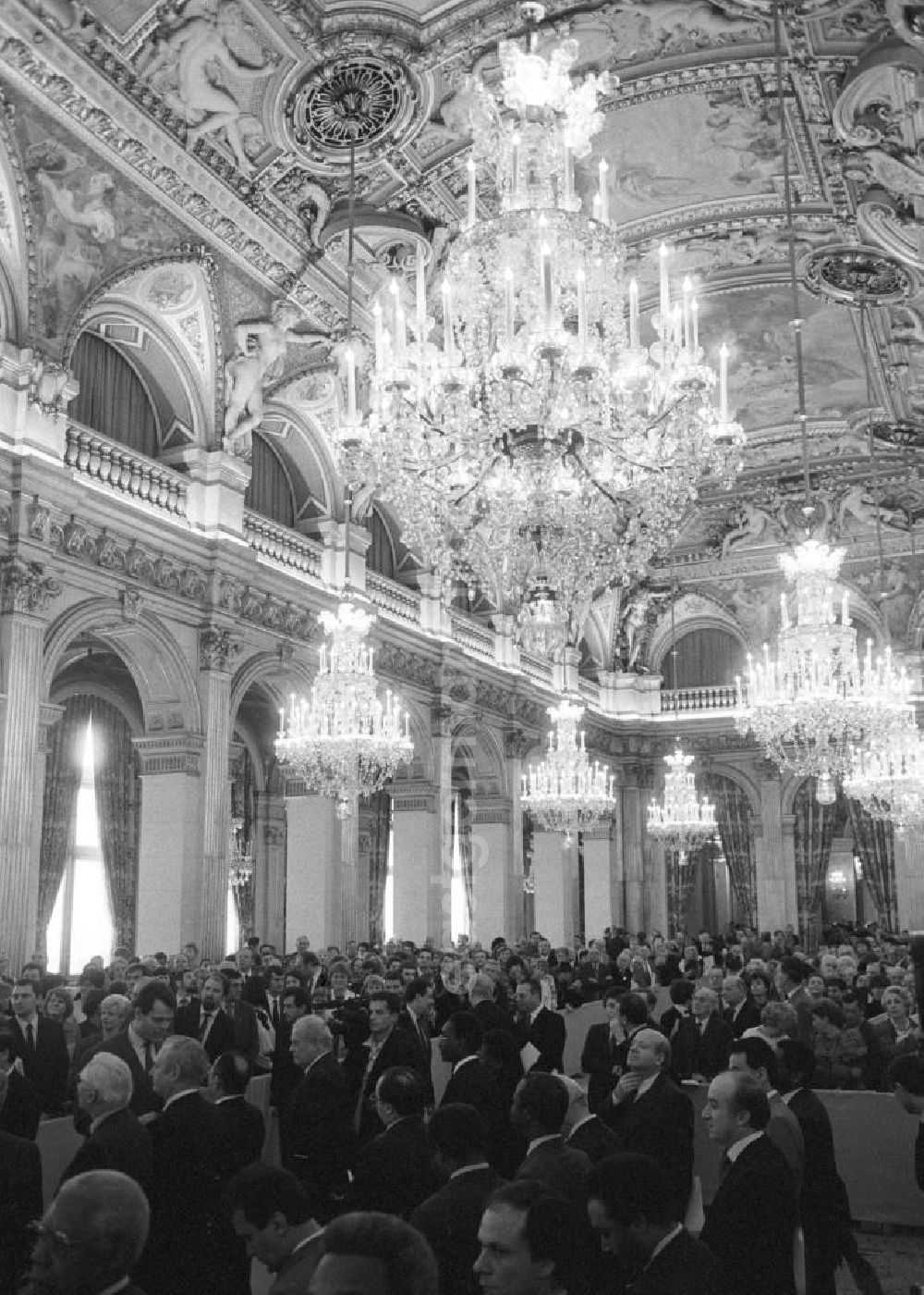 GDR photo archive: Paris - Gäste beim Empfang von Erich Honecker, Vorsitzender des Staatsrates DDR, im Saal im Rathaus in Paris. Blick in den Saal mit ausladenden Kronleuchtern.