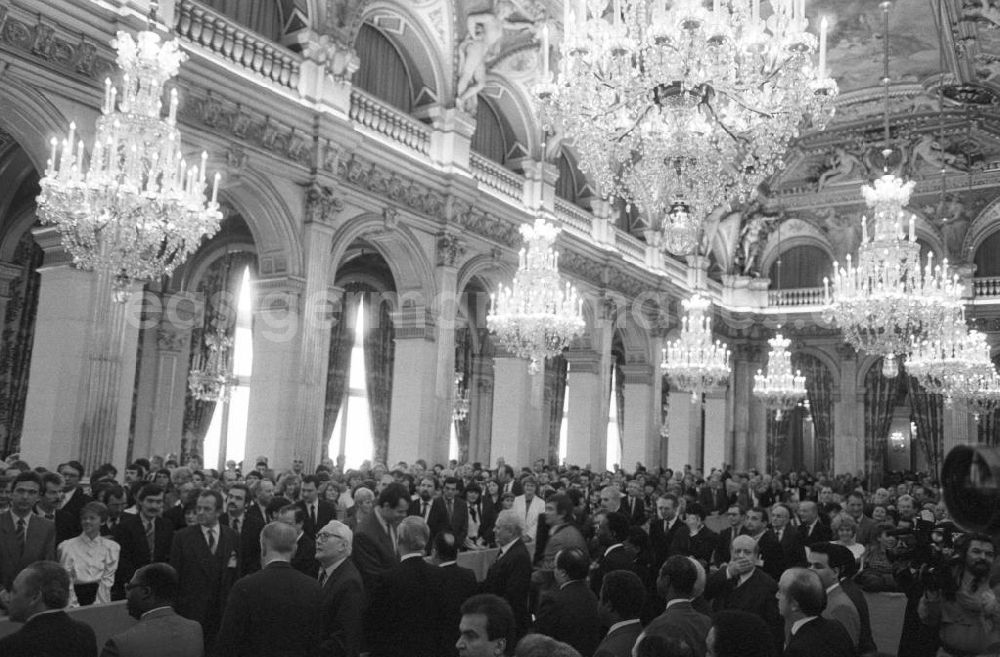 GDR image archive: Paris - Gäste beim Empfang von Erich Honecker, Vorsitzender des Staatsrates DDR, im Saal im Rathaus in Paris. Blick in den Saal mit ausladenden Kronleuchtern.