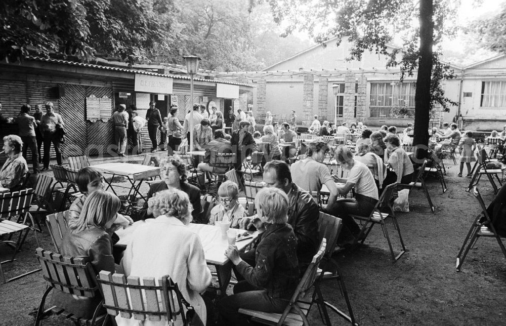 GDR image archive: Berlin - Guests and visitors in a holiday bar in the Treptower park in Berlin, the former capital of the GDR, German democratic republic