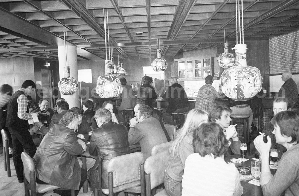 Berlin: Guests and visitors in the beer restaurant „to the Molle“ in the sports centre and recreation centre (SEZ) in Berlin, the former capital of the GDR, German democratic republic
