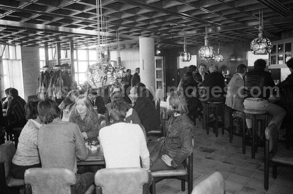 GDR photo archive: Berlin - Guests and visitors in the beer restaurant „to the Molle“ in the sports centre and recreation centre (SEZ) in Berlin, the former capital of the GDR, German democratic republic