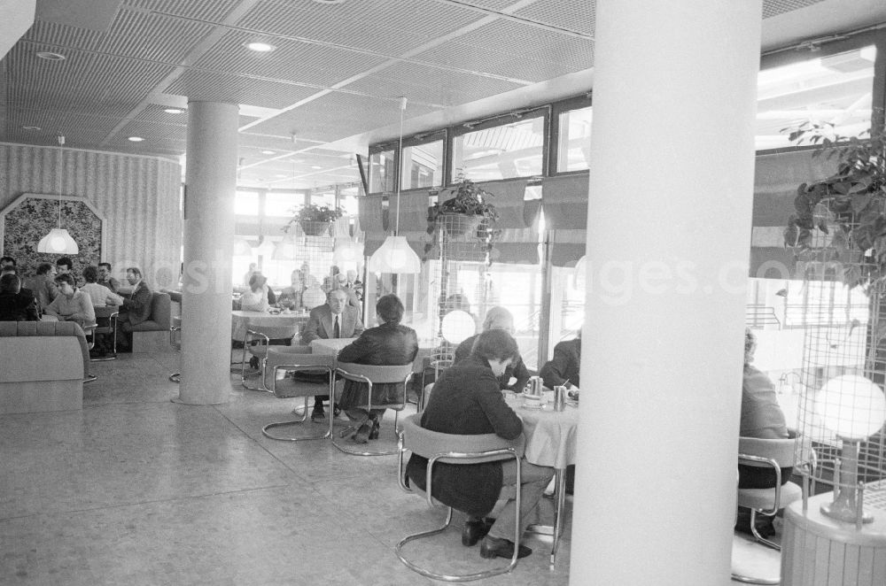 Berlin: Guests and visitors in the egg milk bar wave club in the sports centre and recreation centre (SEZ) in Berlin, the former capital of the GDR, German democratic republic
