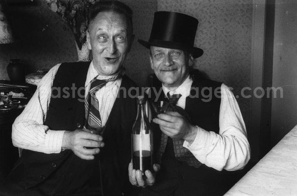 GDR picture archive: Merseburg - Gäste auf einer Geburtstagsfeier haben Spaß, ein Mann mit Zylinder / Hut. Guests have fun at a birthday party. One man has a topper / hat on his head.