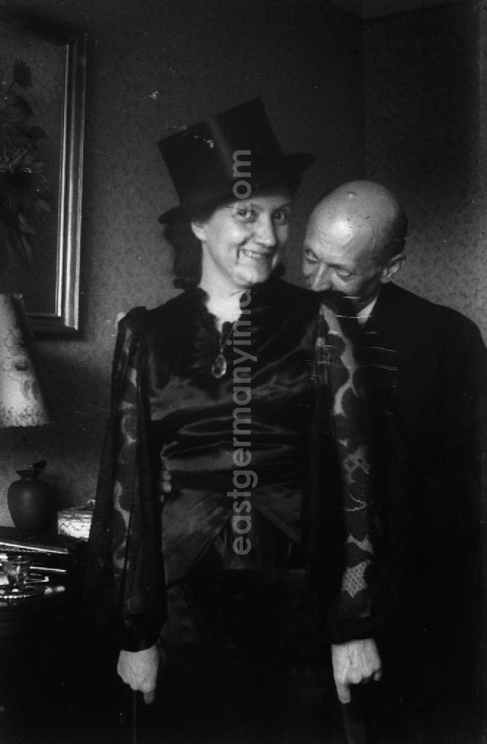 GDR image archive: Merseburg - Gäste auf einer Geburtstagsfeier haben Spaß. Frau posiert mit Zylinder / Hut. Guests have fun at a birthday party. A Woman has a topper / hat on her head.